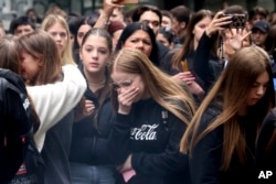 Para siswa berkumpul pada 4 Mei 2023, di Beograd, Serbia, untuk menghormati mereka yang terbunuh dan terluka sehari sebelumnya dalam amukan penembakan di sebuah sekolah di Beograd. (Foto: AP)