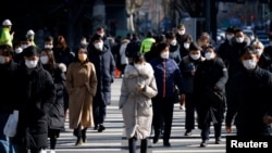 Para komuter melintasi zebra cross, di tengah pandemi penyakit virus corona di Seoul, Korea Selatan, 3 Februari 2021. (Foto: REUTERS/Kim Hong-Ji)
