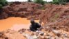 L'or est en Afrique une source de revenus pour des millions de mineurs artisanaux, comme ici au Kenya, mais aussi un outil de financement de groupes armés.