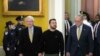 Tổng thống Ukraine Volodymyr Zelenskyy, giữa, đi cùng Lãnh đạo Khối thiểu số Thượng viện Mitch McConnell, trái, và lãnh đạo Khối đa số Thượng viện Chuck Schumer, phải, tại Điện Capitol, Washington D.C., ngày 12/12/2023.
