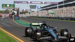 Pembalap Aston Martin Lance Stroll dari Kanada mengarahkan mobilnya keluar jalur pit saat sesi latihan kedua Grand Prix Formula Satu Australia di Albert Park, di Melbourne, Australia, Jumat, 22 Maret 2024. (AP Photo/Scott Barbour)