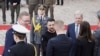 Presiden Ukraina Volodymyr Zelenskyy disambut Presiden Finlandia Sauli Niinisto setibanya di Helsinki, Finlandia, 3 Mei 2023.
