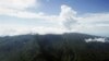 FILE - Asap mengepul dari Danau Vui di kawah gunung berapi Gunung Manaro di Pulau Ambae, bagian dari rantai kepulauan Vanuatu, 8 Desember 2005. Gempa berkekuatan 7,7 mengguncang kawasan selatan Pasifik, Jumat, 19 Mei 2023. (AP/Rick Rycroft)
