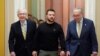 Lãnh đạo Khối Đa số Thượng viện Mỹ Chuck Schumer (phải) và lãnh đạo khối Thiểu số Mitch McConnell (trái) đi cùng Tổng thống Ukraine Volodymyr Zelenskiy khi ông đến thăm Washington, ngày 12/12/2023, để vận động thêm viện trợ.