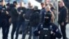 Petugas keamanan beroperasi pasca penembakan di Dubona, Serbia, 5 Mei 2023. (Foto: REUTERS/Antonio Bronic)