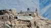 Pasukan China membongkar bunker mereka di wilayah Pangong Tso, di Ladakh sepanjang perbatasan India-China pada Senin, 15 Februari 2021. (Foto: via AP)