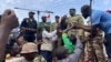 Mohamet Tumba, jedan od vojnih šefova koji su svrgli predsednika Mohameda Bazuma, obraća se pristalicama vladajuće hunte u Nijameju, Niger, 6. avgusta 2023.