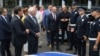 Ministar unutrašnjih poslova Srbije Bratislav Gašić i ambasador SAD u Beogradu Kristofer Hil prisustvuju primopredaji donacije od 60 kamera za uniforme pripadnike saobraćajne policije. (Foto: FoNet)