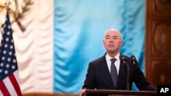 Menteri Keamanan Dalam Negeri AS Alejandro Mayorkas menghadiri konferensi pers di Istana Nasional di Guatemala City, 21 Maret 2024. (Foto: Santiago Billy/AP Photo)