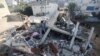 Người Palestine tại nơi xảy ra một cuộc oanh kích của Israel. 