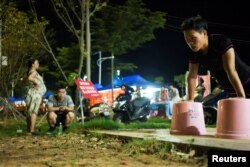 Petinju perempuan China, Huang Wensi berlatih di taman setempat, ditemani oleh suami dan saudara perempuannya, di Lianjiang, provinsi Guangdong, China, 30 Juni 2018. (REUTERS/Yue Wu)