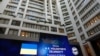 Layar di kantor Dana Moneter Internasional (IMF) menunjukkan ucapan selamat datang kepada Presiden Ukraina Volodymyr Zelenskyy pada 11 Desember 2023. (Foto: Reuters/Julia Nikhinson)