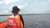 Seorang anggota BASARNAS melakukan pencarian korban speedboat yang tenggelam di Kabupaten Indragiri Hilir, 28 April 2023. (BASARNAS via AP)