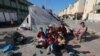 Người tị nạn Palestine ngủ trong lều trại khi chiến sự trên Dải Gaza diễn ra ác liệt