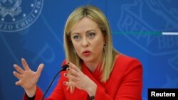 Perdana Menteri Italia Giorgia Meloni berbicara di Roma, Italia, 22 November 2022. Pemerintahan sayap kanan keras Italia pimpinan Perdana Menteri Giorgia Meloni, mengalami kekalahan elektoral pertamanya pada Selasa (27/2), sejak mereka berkuasa. (Foto: REUTERS/Remo Casilli)