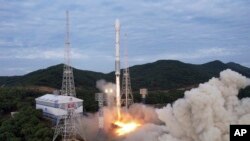 朝鲜政府发布的照片显示朝鲜5月31日发射军事侦察卫星“万里镜-１”号。