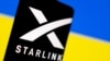 Logo Starlink trên điện thoại thông minh ở phía trước lá cờ Ukraine trong hình minh họa.