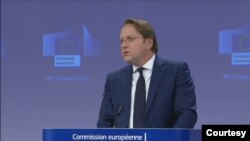 Komisioneri europian për Zgjerimin Oliver Varhelyi gjatë prezantimit të Paketës së Zgjerimit 2022