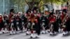 Warga Australia dan Selandia Baru memperingati Hari Anzac dengan menggelar sebuah parade di Sydney, Australia, 25 April 2022. (Foto: REUTERS/Loren Elliott)