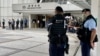 Polisi meningkatkan keamanan di sekitar Pengadilan Tinggi, saat berlangsugnya sidang Li Zhiying, pendiri Next Media atas kasus Hukum Keamanan Nasional 1 Desember 2021. (VOA/Tang Huiyun)