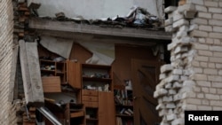 Një apartament i dëmtuar nga sulmet në Bakhmut në ditën e Krishtlindjes (25 dhjetor 2022)