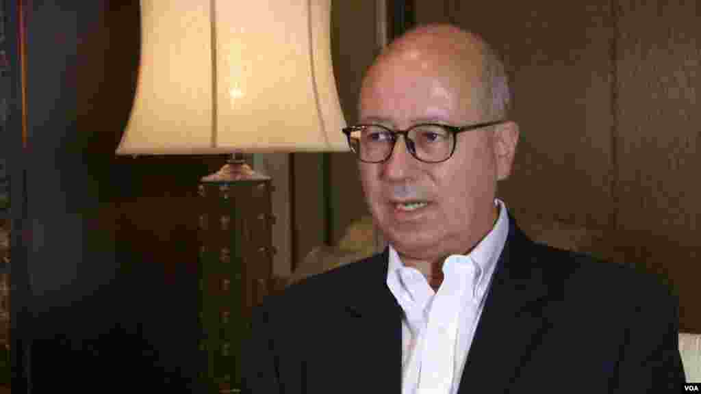 Michael Vatikiotis, Asia regional director for the Centre for Humanitarian Dialogue, during a VOA interview. (Zinlat Aung/VOA News)