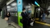 FILE - Orang-orang menunggu di stasiun kereta Tokyo di Tokyo, Kamis pagi, 17 Maret 2022, saat layanan dihentikan setelah gempa bumi melanda daerah tersebut. Gempa tersebut berkekuatan 5,4 SR mengguncang ibu kota Jepang, Tokyo, Kamis pagi (11/5). (AP/Hiro Komae)