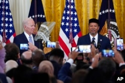 Presiden Joe Biden, kiri, mendengarkan saat Talib M. Shareef, Presiden dan Imam Masjid Muhammad di Washington, berbicara dalam resepsi perayaan Idulfitri, di Ruang Timur Gedung Putih di Washington, 2 Mei 2022. ( Foto: AP)