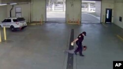 Punonjësi i policisë në Tampa tërheq zvarrë të arrestuarën.