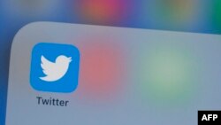Simboli i "Twitterit" në dyqanin virtual të "Apple"