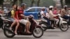 Một mặt cho rằng các bậc phụ huynh có một phần lỗi khi luôn muốn con mình giỏi, nữ nhà giáo Tô Thụy Diễm Quyên cũng chỉ ra rằng các giáo viên có một phần vai trò khi học sinh bị quá tải trong việc học. (Ảnh minh hoạ)