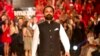 ভারতীয় ডিজাইনার সব্যসাচী ভারতের নয়াদিল্লিতে অ্যামাজন ইন্ডিয়া ফ্যাশন সপ্তাহের গ্র্যান্ড ফিনালেতে রানওয়েতে হাঁটছেন৷ (এপি ছবি/মণীশ স্বরূপ)