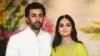 ভারতীয় বলিউড অভিনেতা রণবীর কাপুর এবং আলিয়া ভাট মুম্বাইতে অভিনেত্রী সোনম কাপুর এবং ব্যবসায়ী আনন্দ আহুজার বিবাহের সংবর্ধনার সময় ছবির জন্য পোজ দিচ্ছেন। (ছবি সুজিত জাসওয়াল / এএফপি) 