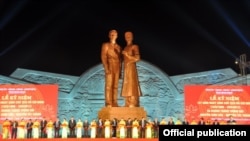 Tượng đài Nguyễn Tất Thành và thân phụ Nguyễn Sinh Sắc tại tỉnh Bình Định, 18/5/2017. (Ảnh chụp từ Báo Bình Định). Hình minh họa.