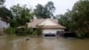 Casas y automóviles parcialmente sumergidos por las inundaciones causadas por la tormenta tropical Harvey en el este de Houston, Texas, EE.UU., el 28 de agosto de 2017.