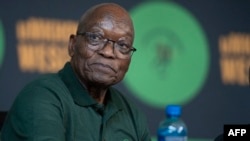 O antigo presidente sul-africano Jacob Zuma participa numa conferência de imprensa no YMCA Community Hall, em Soweto, a 16 de dezembro de 2023.