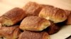 Sepiring roti coklat terlihat di toko roti Poilane pada hari Kamis, 6 Desember 2007 di Paris. (Foto: AP/Christophe Ena)