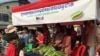 ទិដ្ឋភាព​ផ្សារណាត់​លក់​បន្លែ​សរីរាង្គ​ ដែល​បាន​ដាក់​ឲ្យ​ដំណើរ​ការ​កាលពី​ថ្ងៃ​ទី​ ២០​ ខែកុម្ភៈ​ឆ្នាំ​ ២០១៦​ នៅ​ពី​មុខ​ផ្សារ​កំពង់​ស្ពឺ​ ក្នុង​ក្រុង​ច្បារមន ខេត្ត​កំពង់ស្ពឺ។ (ហ៊ុល រស្មី/VOA)
