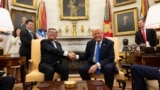特朗普于2025年2月7日在白宫与到访的日本首相石破茂握手。