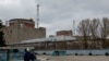 Orang-orang berjalan di luar Pembangkit Listrik Tenaga Nuklir Zaporizhzhia saat berlangsungnya konflik Rusia-Ukraina di luar Enerhodar, wilayah Zaporizhzhia, Ukraina yang dikuasai Rusia, 29 Maret 2023. (REUTERS/Alexander Ermochenko)