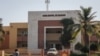 Un homme passe à moto devant la Cour d'appel de Bamako, Mali, le 30 décembre 2022. 