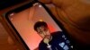 Video dalam layar telepon genggam yang menunjukkan penyanyi asal Iran Shervin Hajipour dalam foto yang diambil pada 4 Oktober 2022. (Foto: AFP/Khaled Desouki)