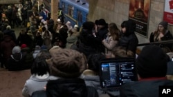 Njerëzit duke u strehuar në tunelet e metrosë së Kievit (5 dhjetor 2022)