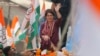 ফাইল ছবি-ভারতের উত্তর প্রদেশ রাজ্যের প্রয়াগরাজে আসন্ন রাজ্য বিধানসভা নির্বাচনের জন্য রোড শো চলাকালীন কংগ্রেস পার্টির নেতা প্রিয়াঙ্কা গান্ধী সমর্থকদের উদ্দেশ্যে হাত নাড়ছেন।২৫ ফেব্রুয়ারি ২০২২। (ছবি-এপি/রাজেশ কুমার সিং)