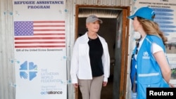 Cindy McCain, Duta Besar AS untuk Badan PBB di Roma, mengunjungi pusat penerimaan Kalobeyei untuk meninjau kondisi kekeringan dan ketahanan pangan di kamp pengungsi Kakuma di daerah Turkana, barat laut Nairobi, Kenya 17 Maret 2022. (REUTERS/Thomas Mukoya)
