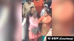 দিল্লীতে প্রকাশ্যে হেনস্থা করা হয়েছে এক ধর্ষিতাকে। (ছবি- দ্য ওয়াল) 