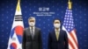 Kim Gunn, perwakilan baru Korea Selatan untuk urusan perdamaian dan keamanan Semenanjung Korea dan sejawatnya dari AS Sung Kim selama pertemuan mereka di Kementerian Luar Negeri di Seoul, Korea Selatan, 3 Juni 2022. (Foto: REUTERS/Kim Hong-Ji)