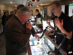 El senador estatal republicano de Nevada Don Gustavson, huele una muestra de marihuana en un dispensario médico durante una breve visita al establecimiento, el viernes 24 de marzo de 2017.