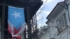 Bandera de Puerto Rico en un edificio de la isla devastada por el huracán María.