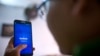Một người đàn ông đang lướt mạng xã hội Facebook tại một quán cà phê ở Hà Nội ngày 28/11/2013. Cục Báo chí của Bộ Thông tin và Truyền thông Việt Nam mới đây yêu cầu các cơ quan báo chí tăng cường quản lý nội dung trên các trang Facebook của họ.